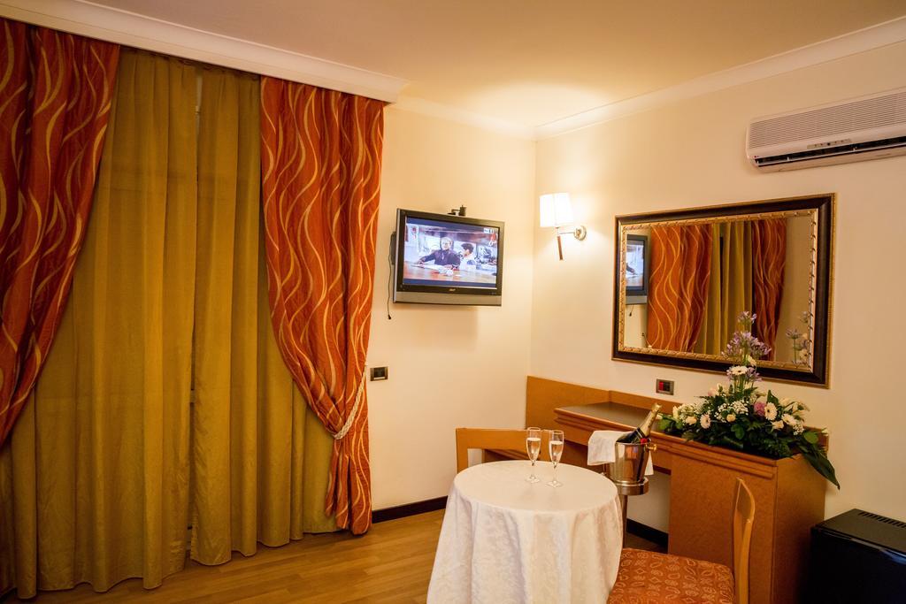 Hotel Ares Pontinia Exteriör bild