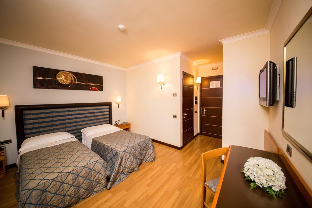 Hotel Ares Pontinia Rum bild