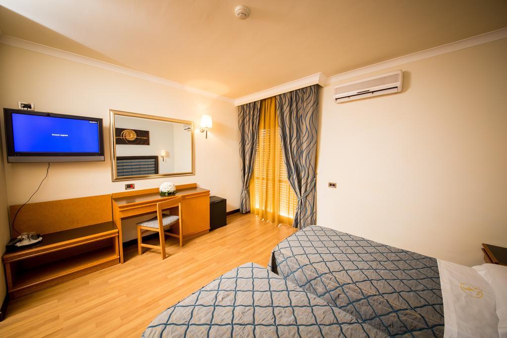 Hotel Ares Pontinia Exteriör bild