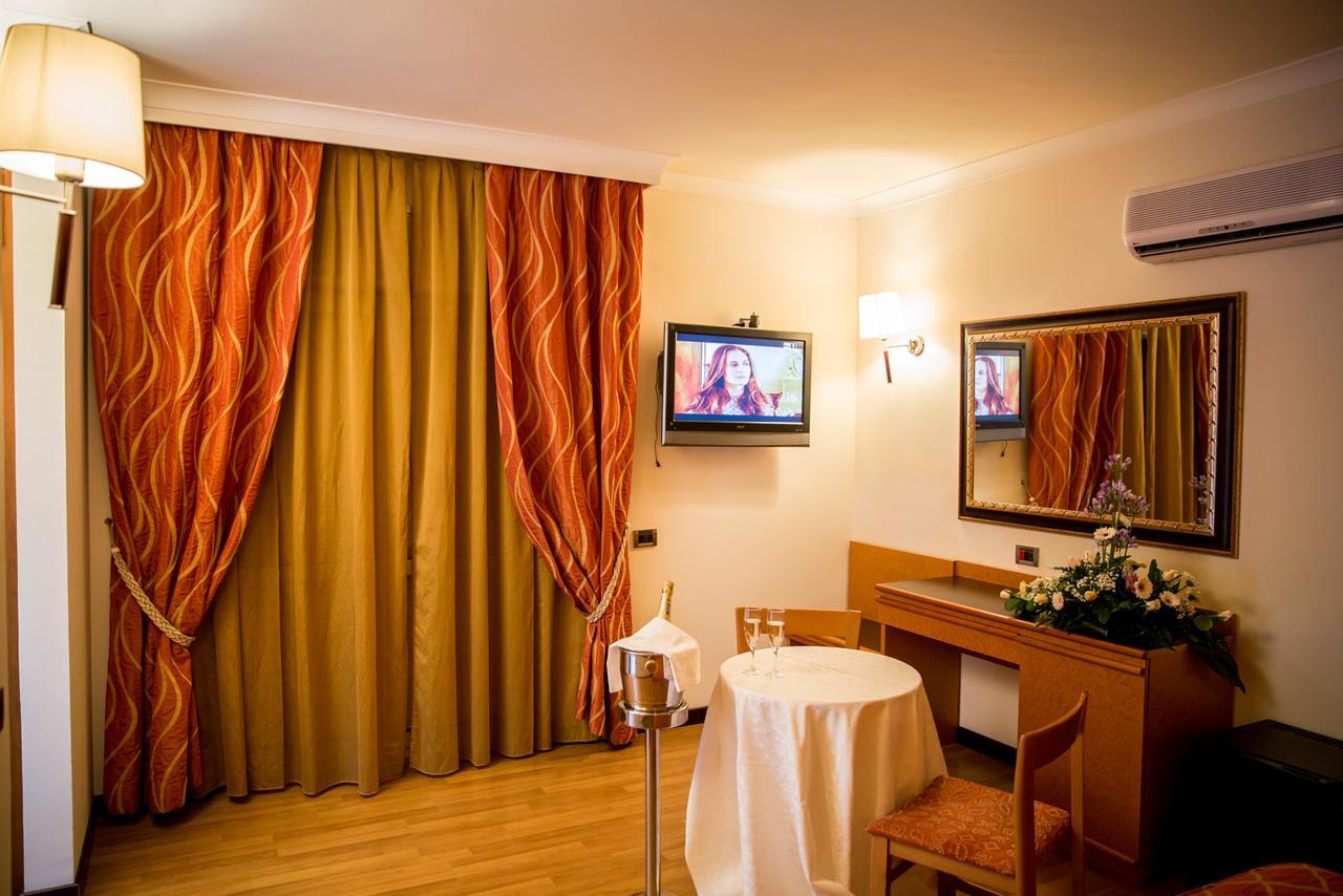 Hotel Ares Pontinia Exteriör bild